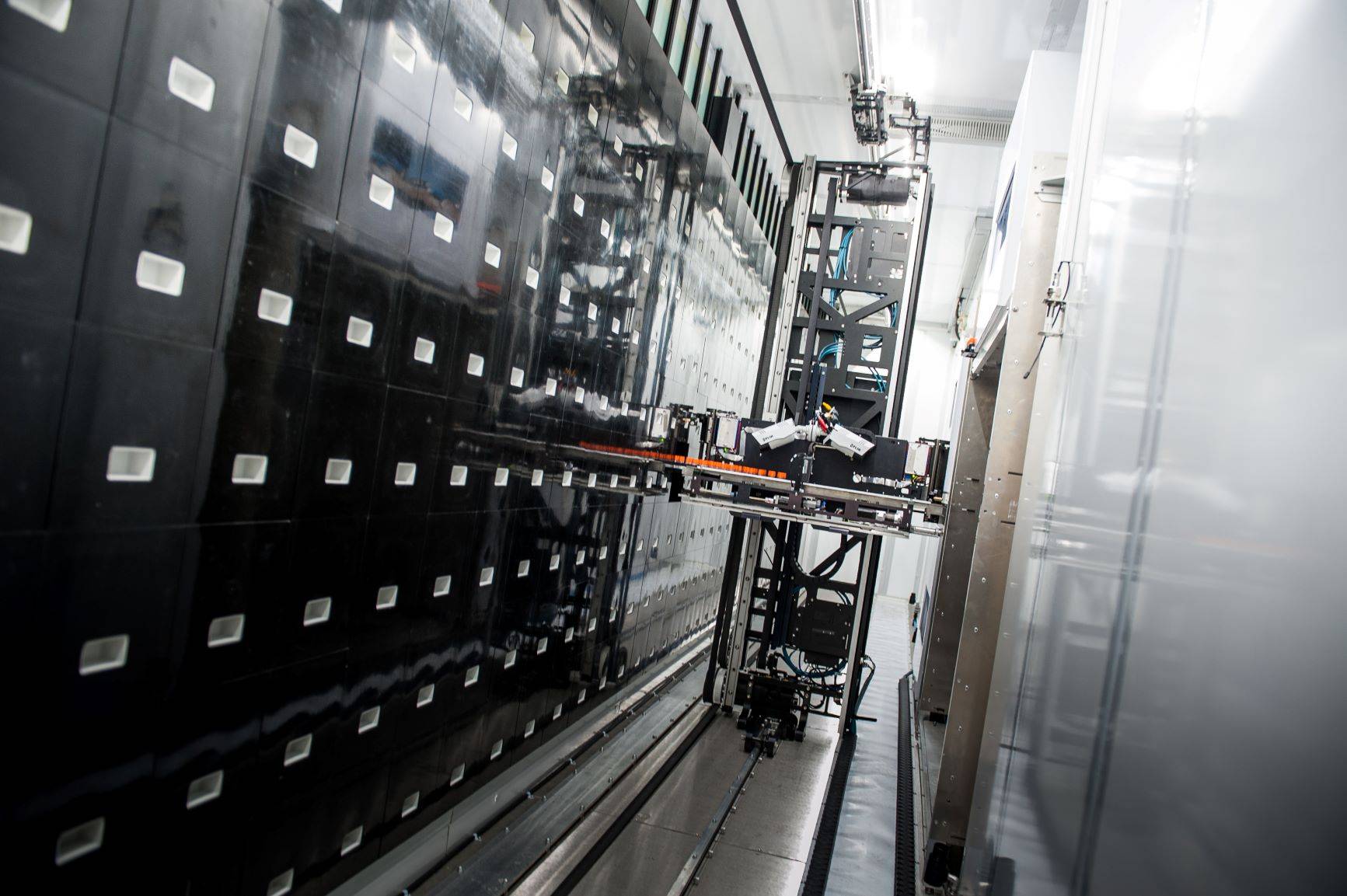 INRAE / La salle de biobanking robotisée de SAMBO avec une capacité de 600000 échantillons de feces et d’ADN de microbiotes ».